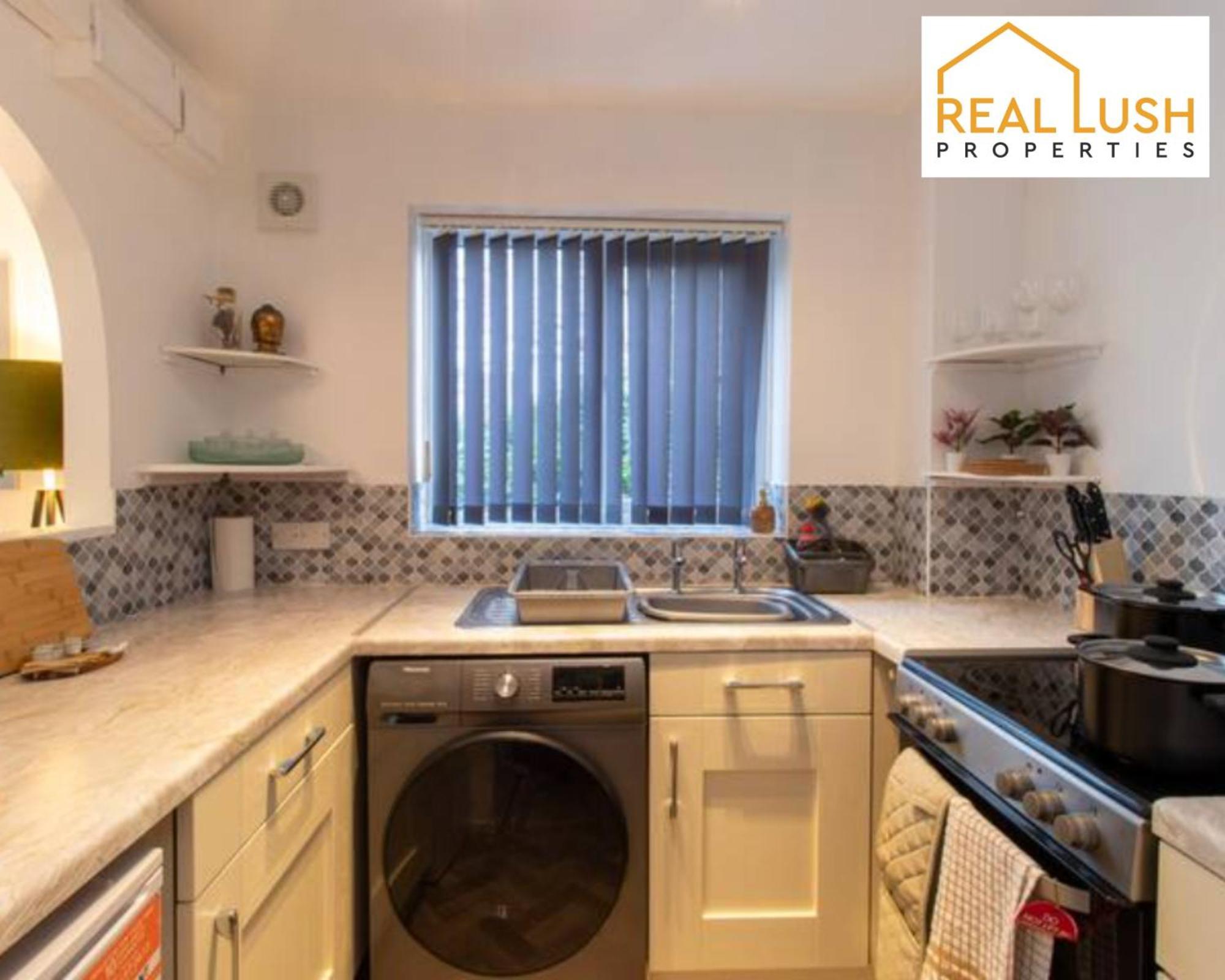 One-Bedroom Apartment By Real Lush Properties In Langsett Wolverhampton Exterior foto